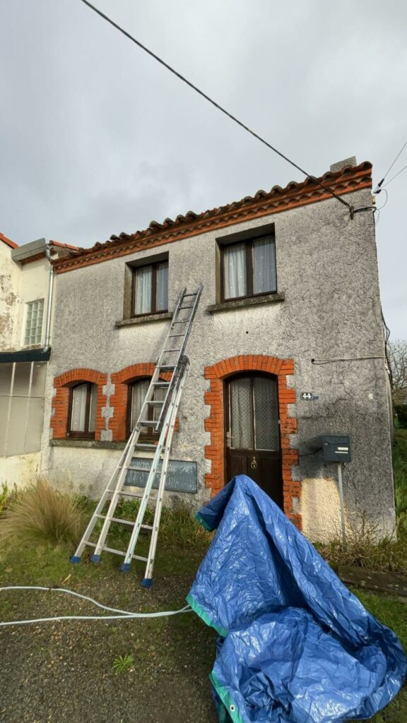 Mur extérieur — nettoyage muret pierre — Les Artisans Couvreurs Val-de-Marne