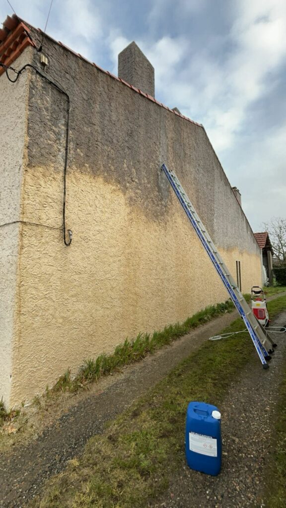 Artisan sur le toit — intervention — Les Artisans Couvreurs Val-de-Marne